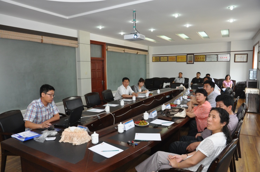 图为国家中成药工程技术研究中心副主任韩凌（左一）汇报技术总结报告。